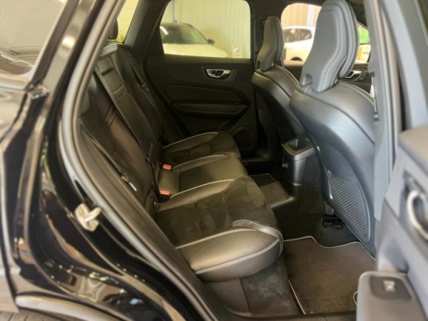 Esittelykuva VOLVO XC60 lataushybridiautosta.