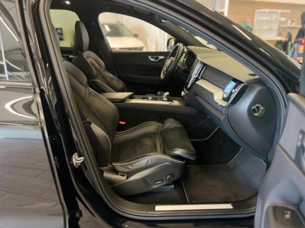 Esittelykuva VOLVO XC60 lataushybridiautosta.
