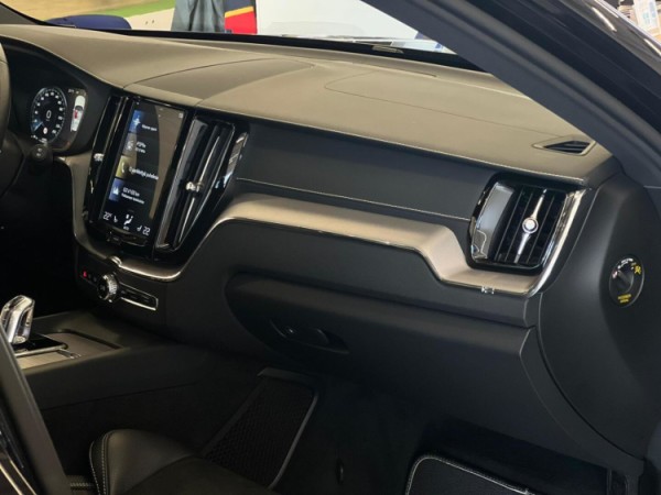Esittelykuva VOLVO XC60 lataushybridiautosta.