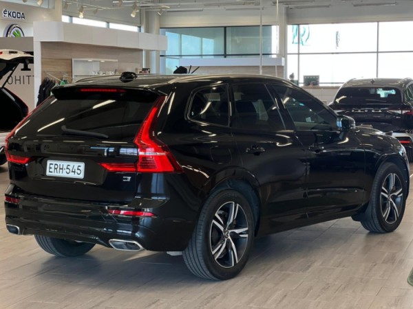 Esittelykuva VOLVO XC60 lataushybridiautosta.
