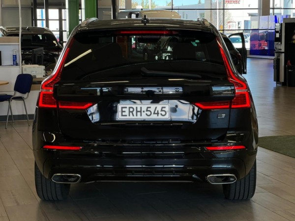 Esittelykuva VOLVO XC60 lataushybridiautosta.