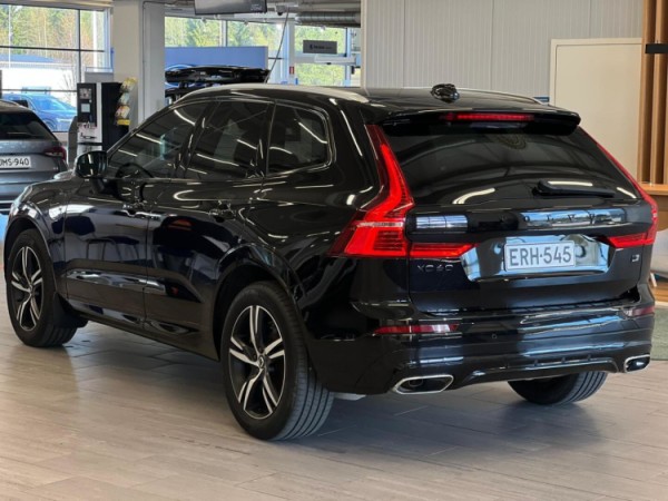 Esittelykuva VOLVO XC60 lataushybridiautosta.