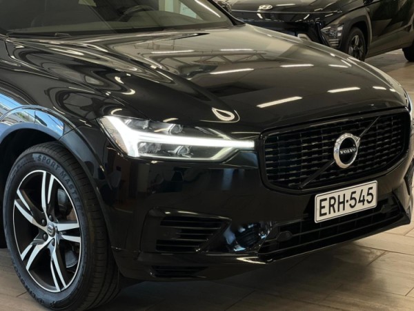 Esittelykuva VOLVO XC60 lataushybridiautosta.
