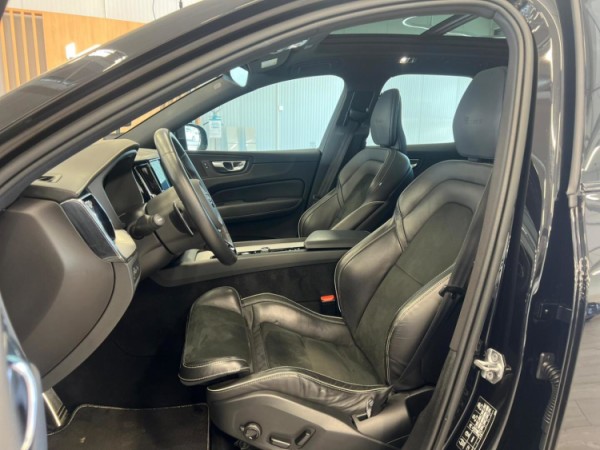 Esittelykuva VOLVO XC60 lataushybridiautosta.