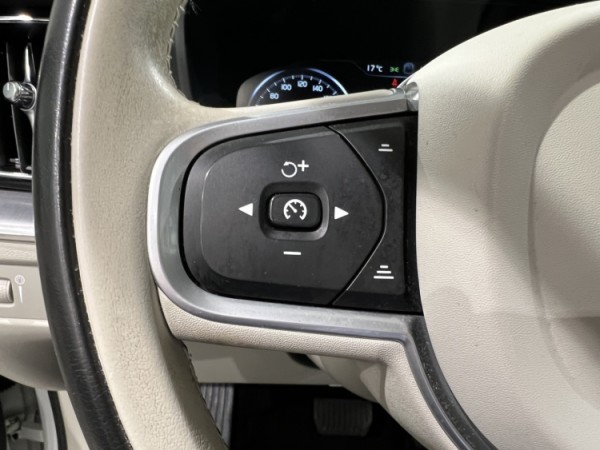Esittelykuva VOLVO XC60 dieselautosta.
