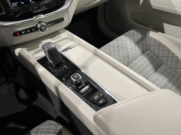 Esittelykuva VOLVO XC60 dieselautosta.