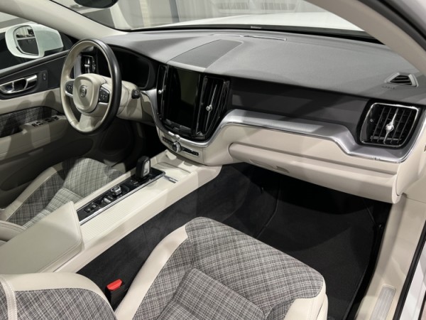 Esittelykuva VOLVO XC60 dieselautosta.