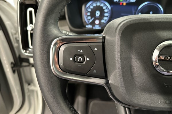 Esittelykuva VOLVO XC40 lataushybridiautosta.