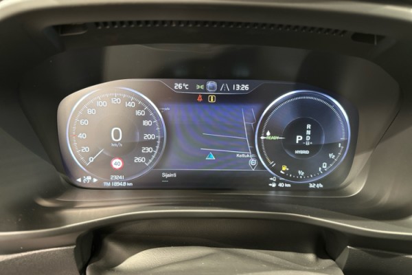 Esittelykuva VOLVO XC40 lataushybridiautosta.