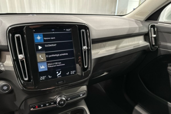Esittelykuva VOLVO XC40 lataushybridiautosta.