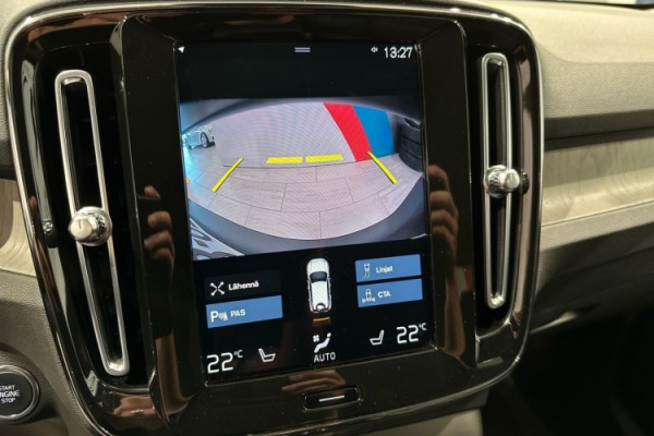 Esittelykuva VOLVO XC40 lataushybridiautosta.