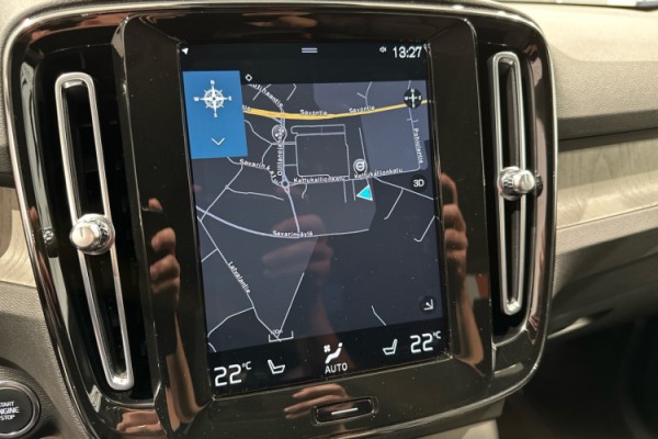 Esittelykuva VOLVO XC40 lataushybridiautosta.