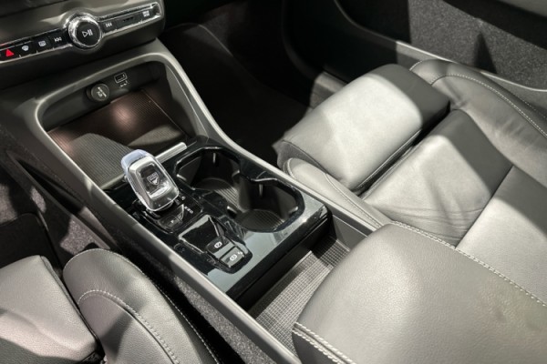 Esittelykuva VOLVO XC40 lataushybridiautosta.