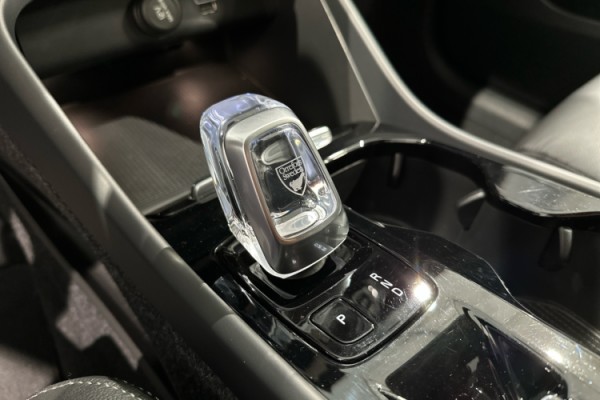 Esittelykuva VOLVO XC40 lataushybridiautosta.