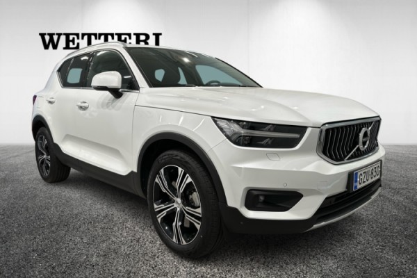 Esittelykuva VOLVO XC40 lataushybridiautosta.