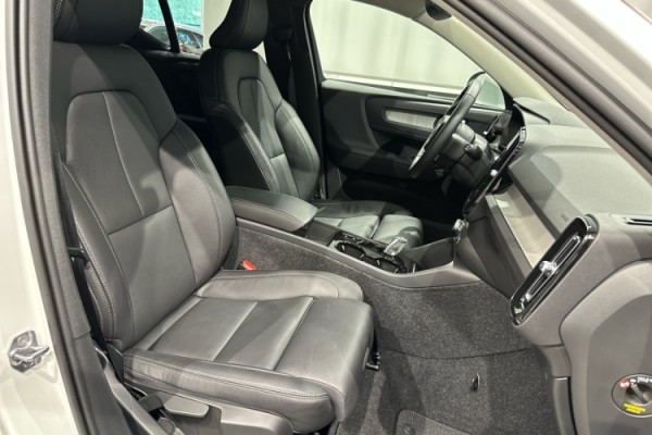 Esittelykuva VOLVO XC40 lataushybridiautosta.