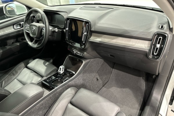 Esittelykuva VOLVO XC40 lataushybridiautosta.