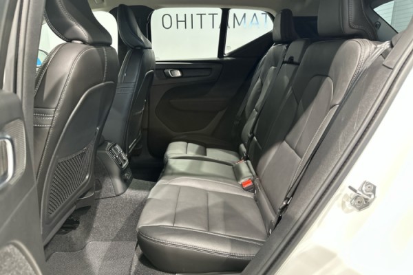Esittelykuva VOLVO XC40 lataushybridiautosta.