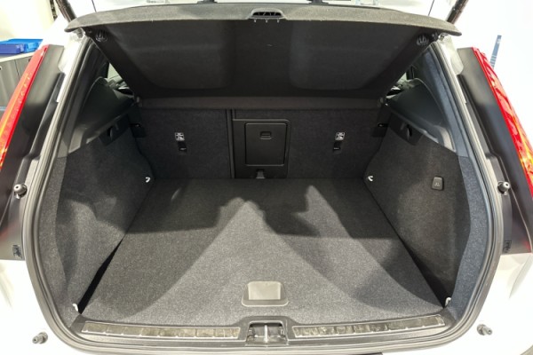 Esittelykuva VOLVO XC40 lataushybridiautosta.