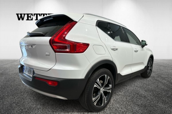 Esittelykuva VOLVO XC40 lataushybridiautosta.