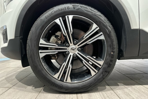 Esittelykuva VOLVO XC40 lataushybridiautosta.