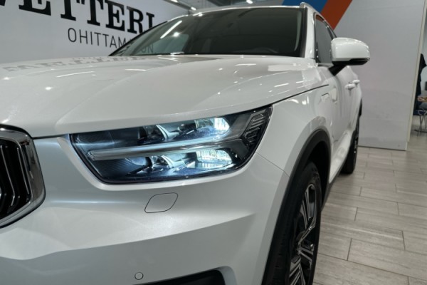 Esittelykuva VOLVO XC40 lataushybridiautosta.