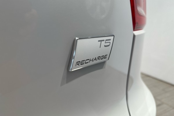 Esittelykuva VOLVO XC40 lataushybridiautosta.