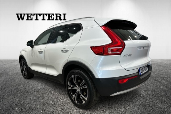 Esittelykuva VOLVO XC40 lataushybridiautosta.