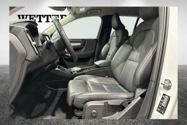 Esittelykuva VOLVO XC40 lataushybridiautosta.