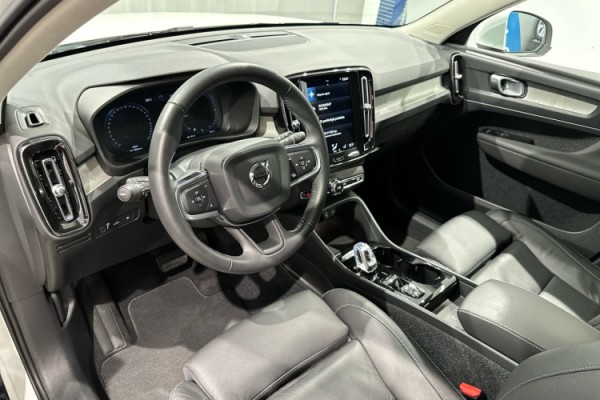 Esittelykuva VOLVO XC40 lataushybridiautosta.