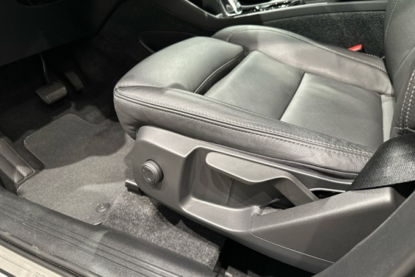 Esittelykuva VOLVO XC40 lataushybridiautosta.