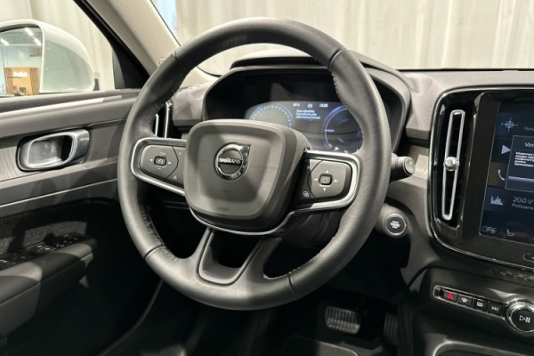 Esittelykuva VOLVO XC40 lataushybridiautosta.