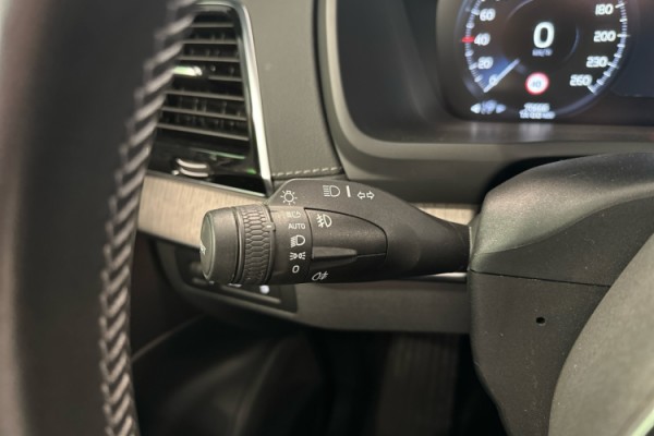 Esittelykuva VOLVO XC90 lataushybridiautosta.