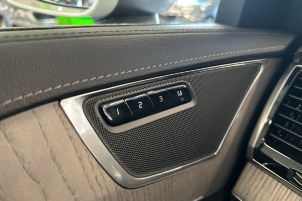 Esittelykuva VOLVO XC90 lataushybridiautosta.