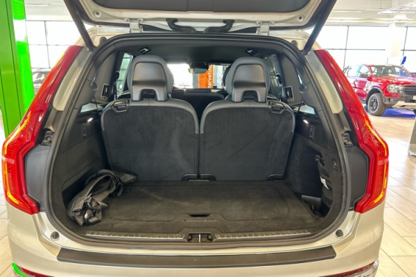 Esittelykuva VOLVO XC90 lataushybridiautosta.