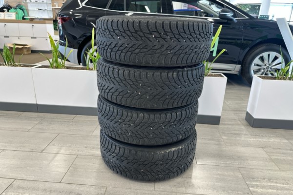 Esittelykuva VOLVO XC90 lataushybridiautosta.