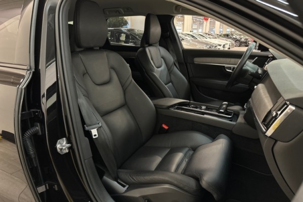 Esittelykuva VOLVO V90 CROSS COUNTRY dieselautosta.