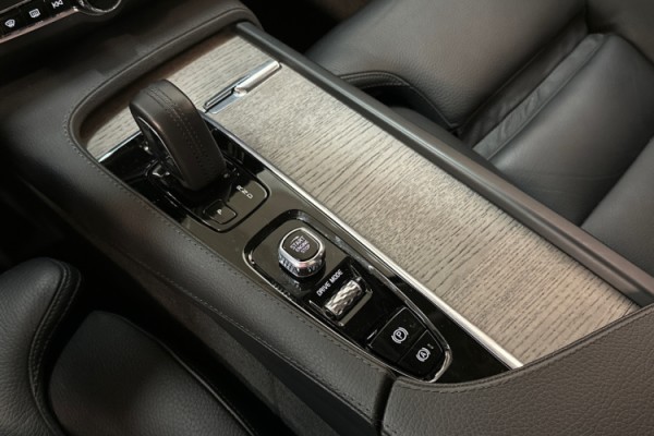 Esittelykuva VOLVO V90 CROSS COUNTRY dieselautosta.