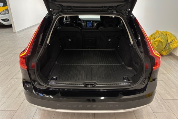 Esittelykuva VOLVO V90 CROSS COUNTRY dieselautosta.