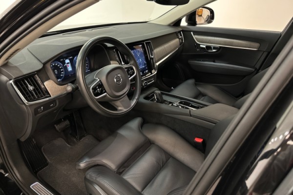 Esittelykuva VOLVO V90 CROSS COUNTRY dieselautosta.