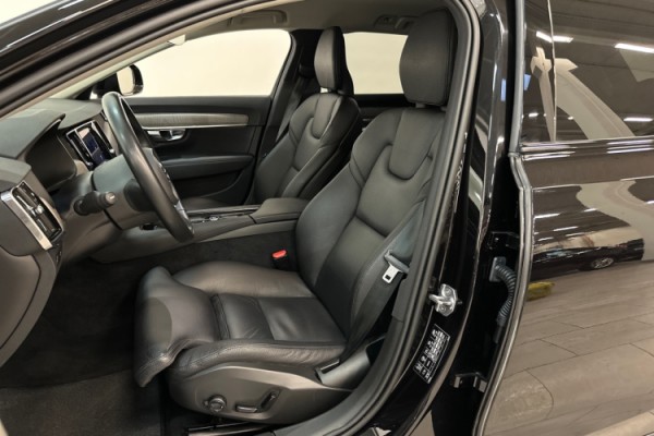 Esittelykuva VOLVO V90 CROSS COUNTRY dieselautosta.
