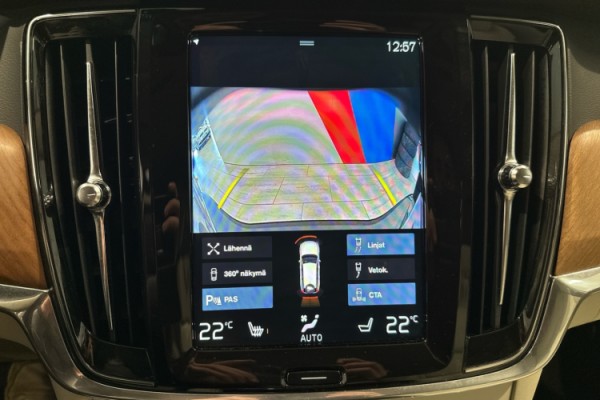 Esittelykuva VOLVO V90 lataushybridiautosta.