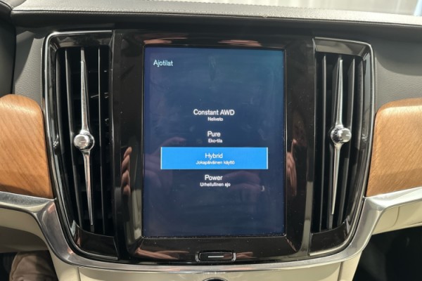 Esittelykuva VOLVO V90 lataushybridiautosta.
