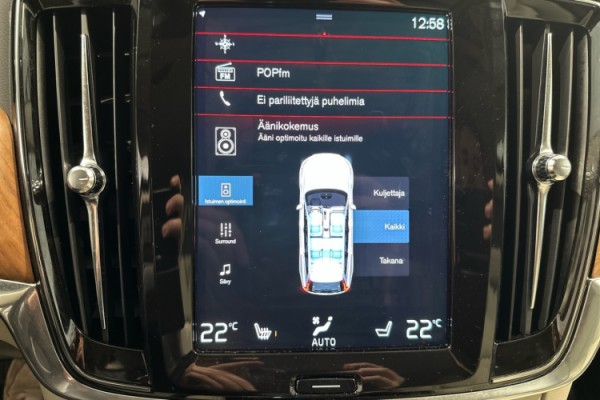 Esittelykuva VOLVO V90 lataushybridiautosta.
