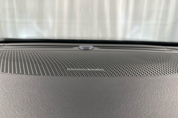 Esittelykuva VOLVO V90 lataushybridiautosta.