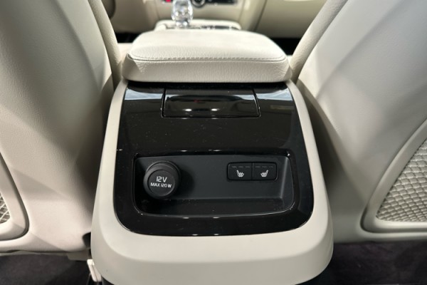 Esittelykuva VOLVO V90 lataushybridiautosta.