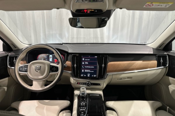 Esittelykuva VOLVO V90 lataushybridiautosta.
