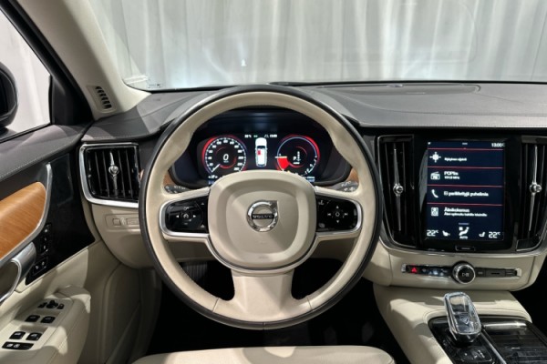 Esittelykuva VOLVO V90 lataushybridiautosta.