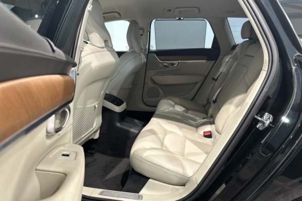 Esittelykuva VOLVO V90 lataushybridiautosta.