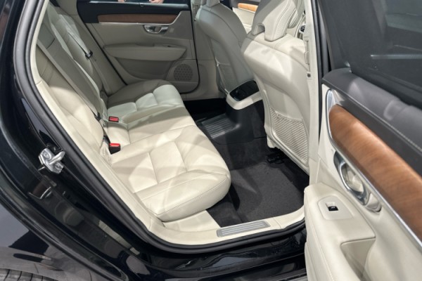 Esittelykuva VOLVO V90 lataushybridiautosta.